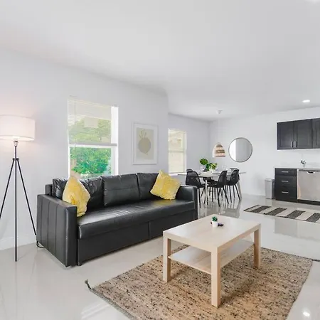 Lovely Apartment 3 Bedrooms 2 Bathroom At Liberty City